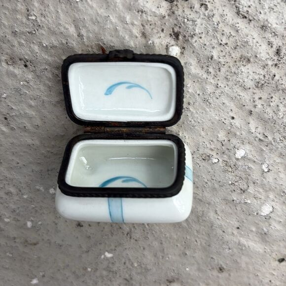 Limoges Floral n Ribbons Rochard trinket box - Picture 8 of 8